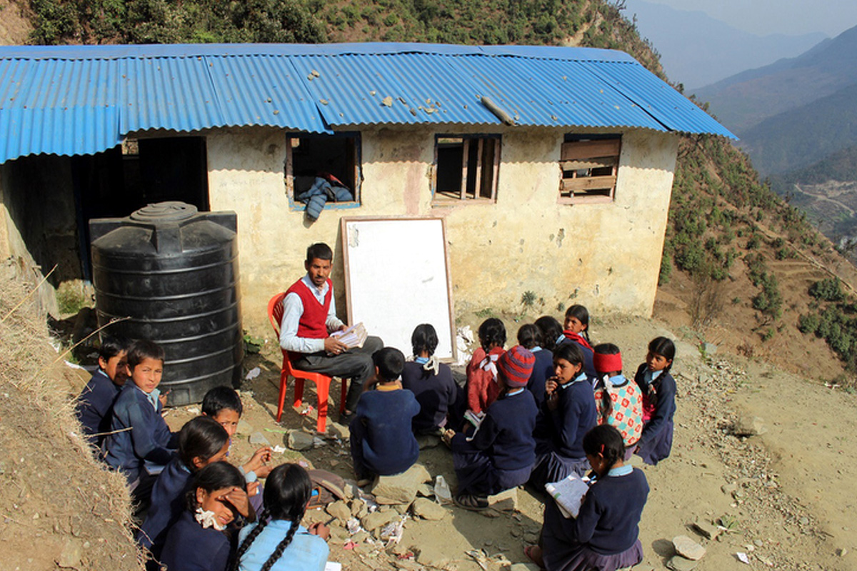 विद्यालय भवन जीर्ण बनेपछि चौरमै पठनपाठन